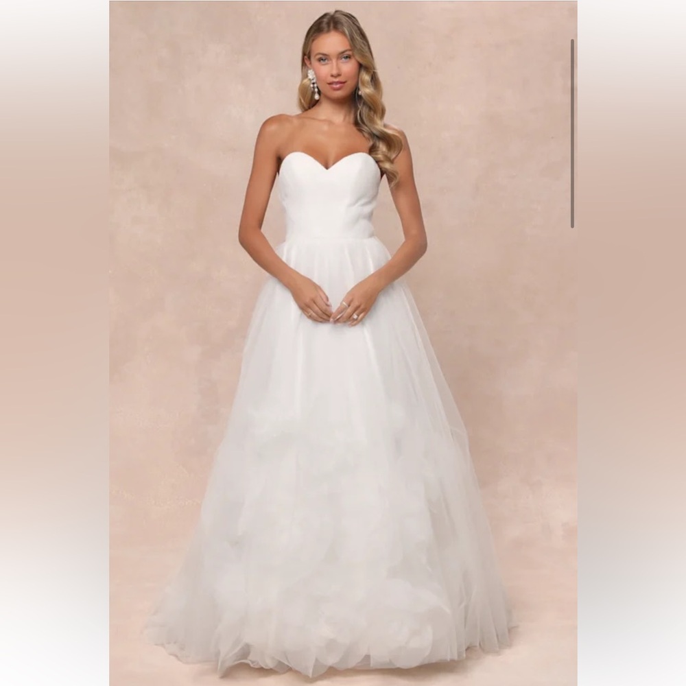 Lulu's Elegant White Strapless Wedding Dress